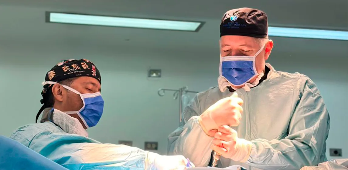 Especialista en cirugía de columna mínimamente invasiva TLIF. Caracas, Venezuela