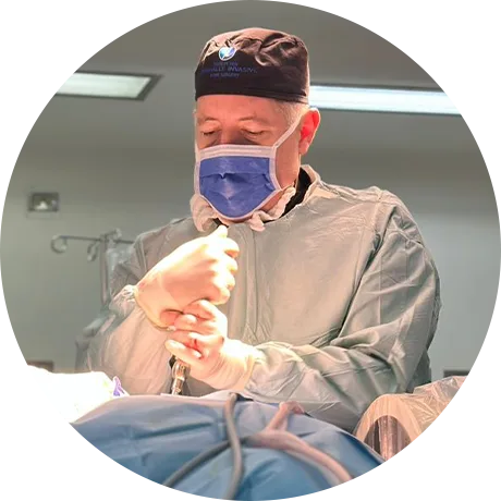 Especialista en cirugía de columna mínimamente invasiva TLIF. Caracas, Venezuela